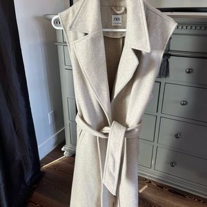 Gorgeous Like New Sleeveless Jacket Vest in Oatmeal with Pockets and Waist Tie